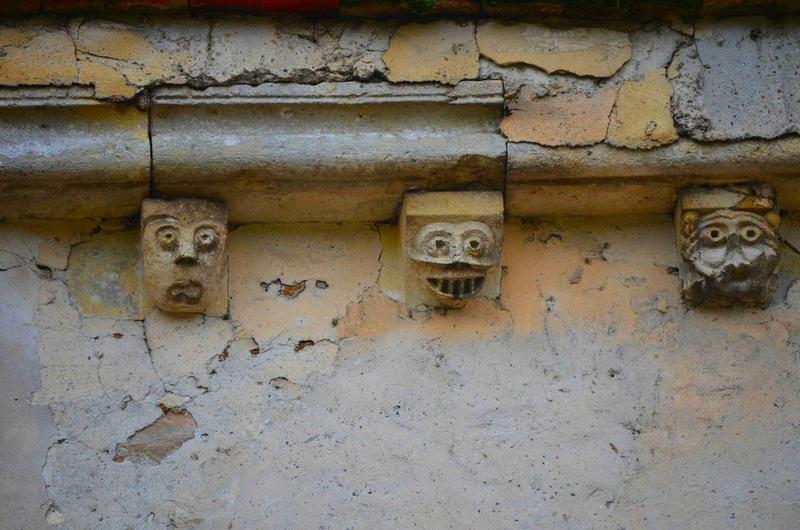 façade nord-est, détail, corbeaux de pierre sculptés