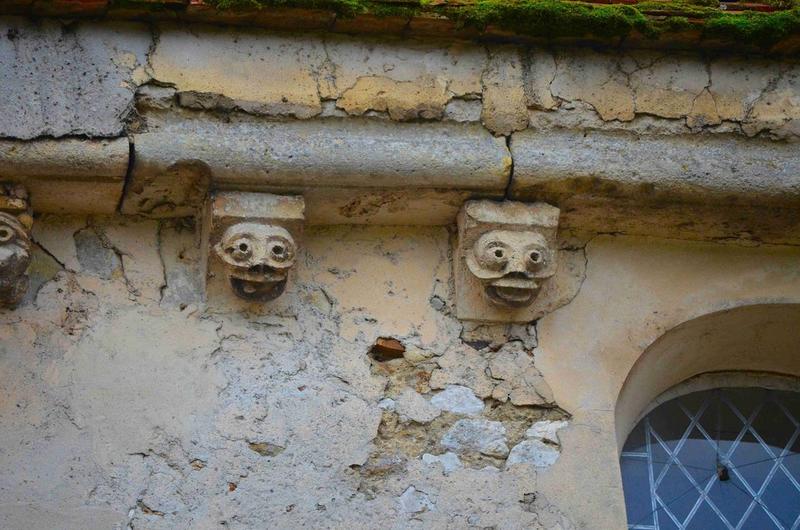 façade nord-est, détail, corbeaux de pierre sculptés