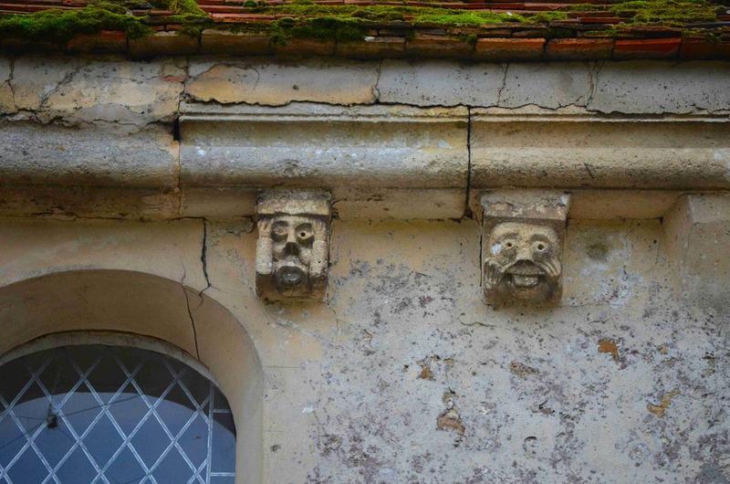 façade nord-est, détail, corbeaux de pierre sculptés