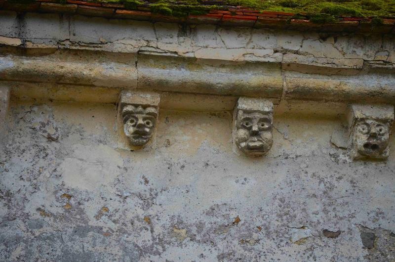 façade nord-est, détail, corbeaux de pierre sculptés