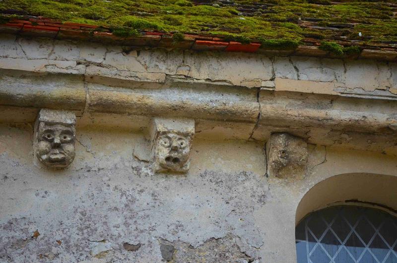 façade nord-est, détail, corbeaux de pierre sculptés