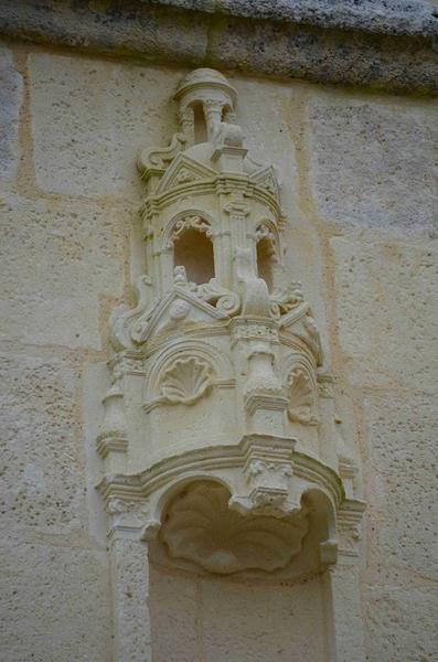 façade nord-ouest, détail, niche sculptée