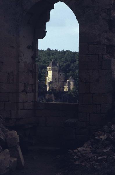 Vue éloignée sur le château au travers d'une baie