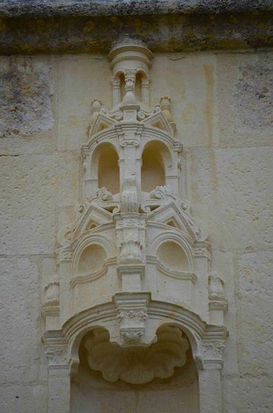 façade nord-ouest, détail, niche sculptée