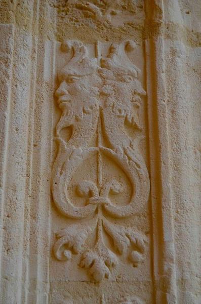 façade nord-ouest, porche central, détail des éléments décoratifs