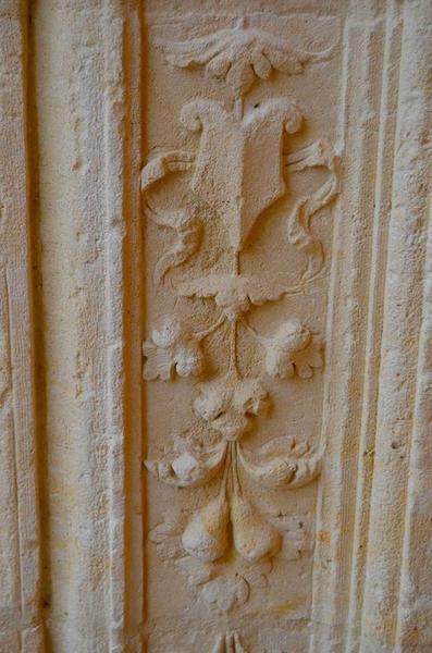 façade nord-ouest, porche central, détail des éléments décoratifs