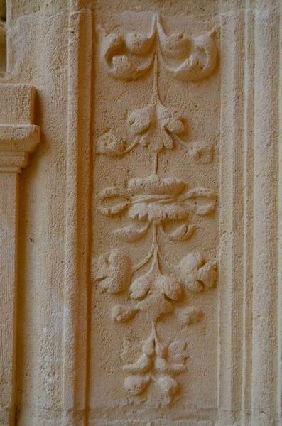 façade nord-ouest, porche central, détail des éléments décoratifs