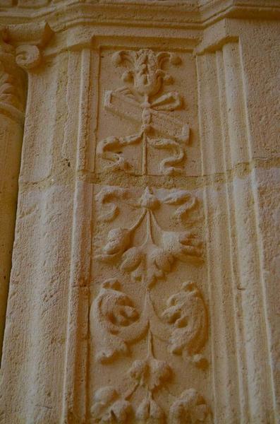 façade nord-ouest, porche central, détail des éléments décoratifs
