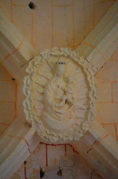 bas-côté nord, détail, clé de voûte : Vierge à l'enfant