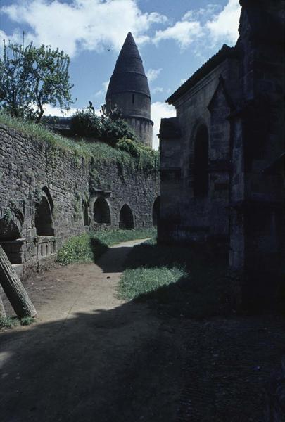 La Lanterne des morts, façade de l'église