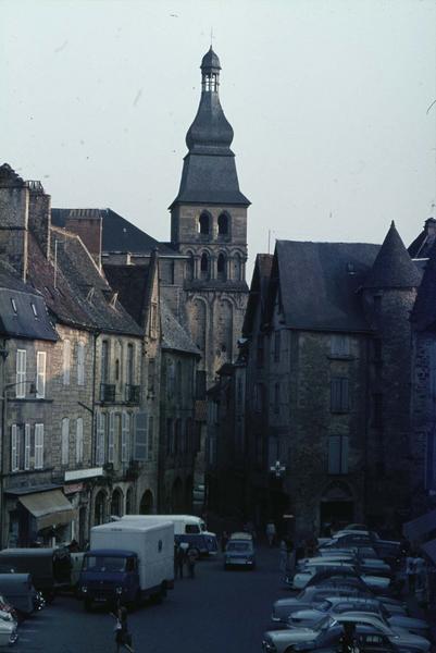 Clocher depuis une rue animée