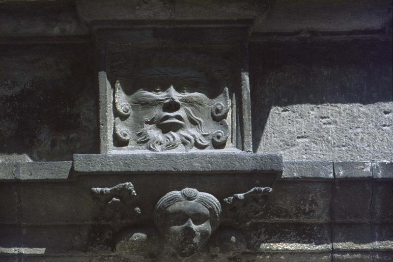 Frise sculptée au-dessus de la porte d'entrée