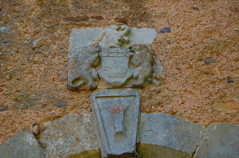 bâtiment du belvédère, façade est, détail : blason sculpté situé au-dessus de la porte d'accès