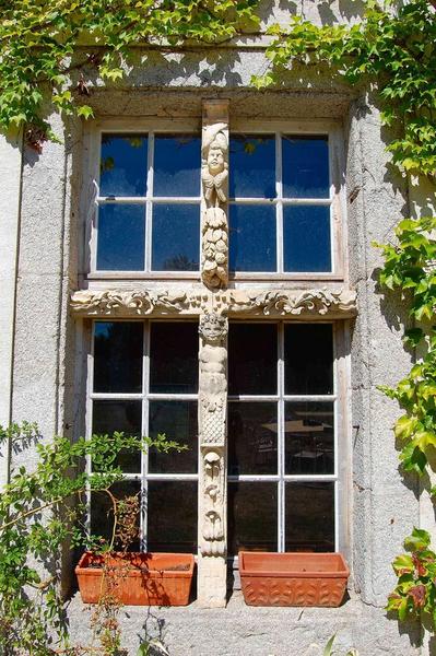 Façade sud, fenêtre à meneau, vue générale