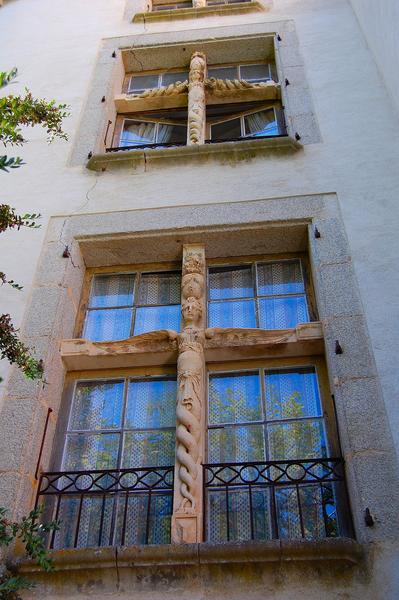 Façade nord, fenêtres à meneau, vue générale