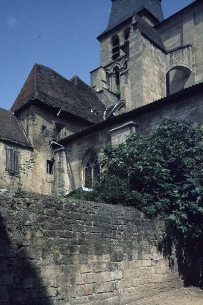 Partie de la façade sud et base du clocher