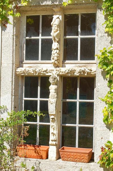 Façade sud, fenêtre à meneau, vue générale