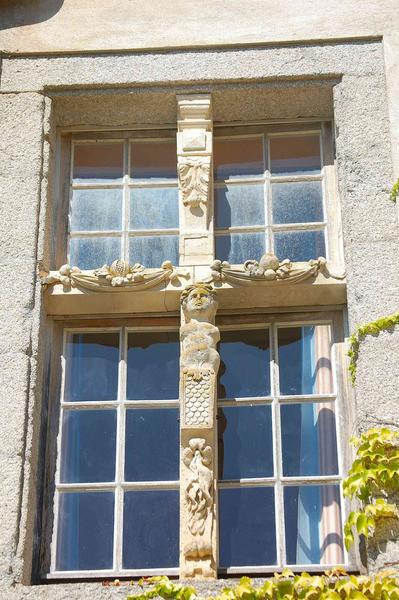 Façade sud, fenêtre à meneau, vue générale