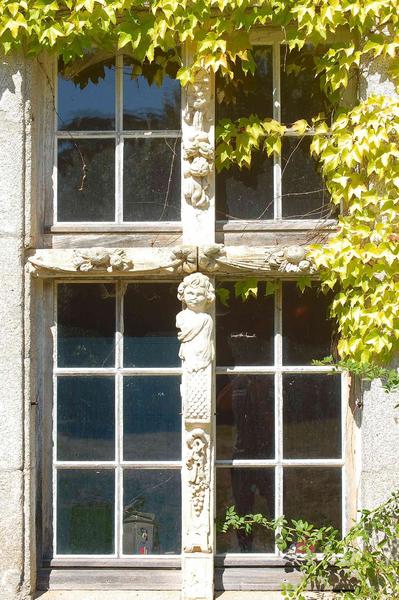 Façade sud, fenêtre à meneau, vue générale