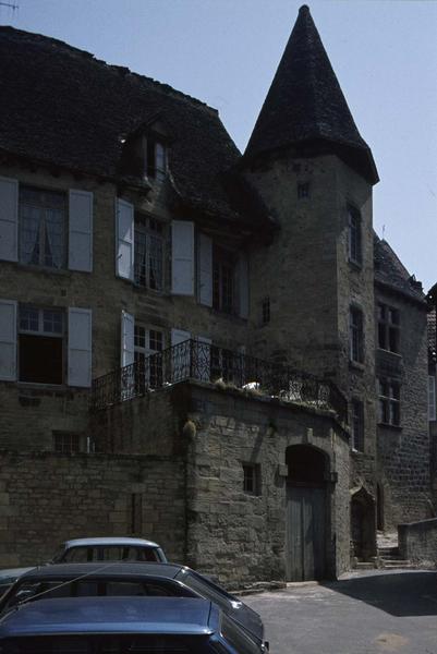 Tourelle et terrasse sur rue