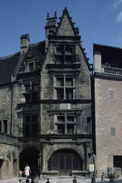 Façade sur une place