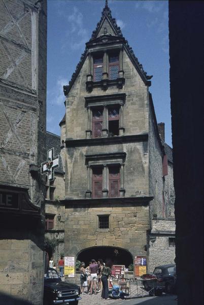 Façade sur une place animée