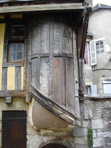 tourelle d'escalier sur rue, vue partielle