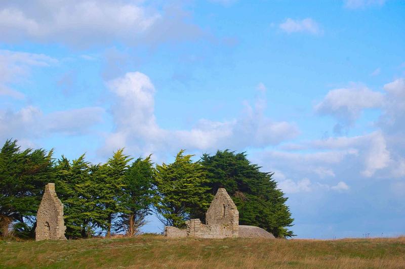 vue générale des ruines de la chapelle dans leur environnement