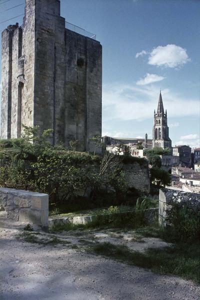 Dans la ville, façade du donjon et clocher de l'église