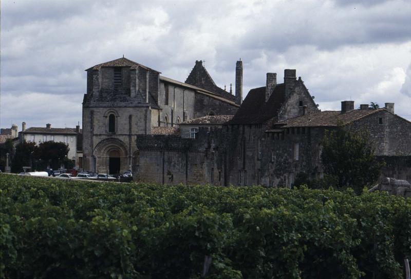 Façade ouest et maisons environnantes