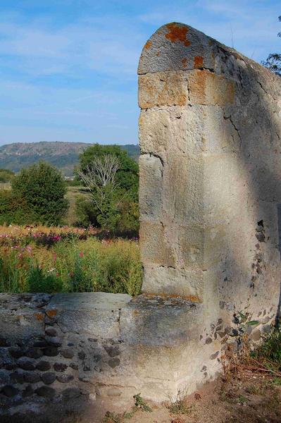 mur de clôture ouest, ouverture située dans le prolongement de grande allée, vue partielle