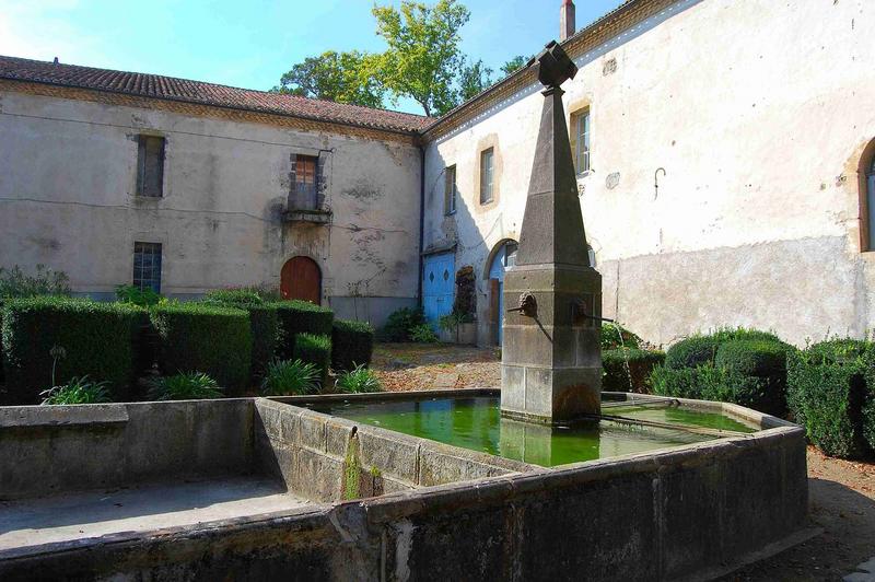 cour des communs, fontaine, vue partielle