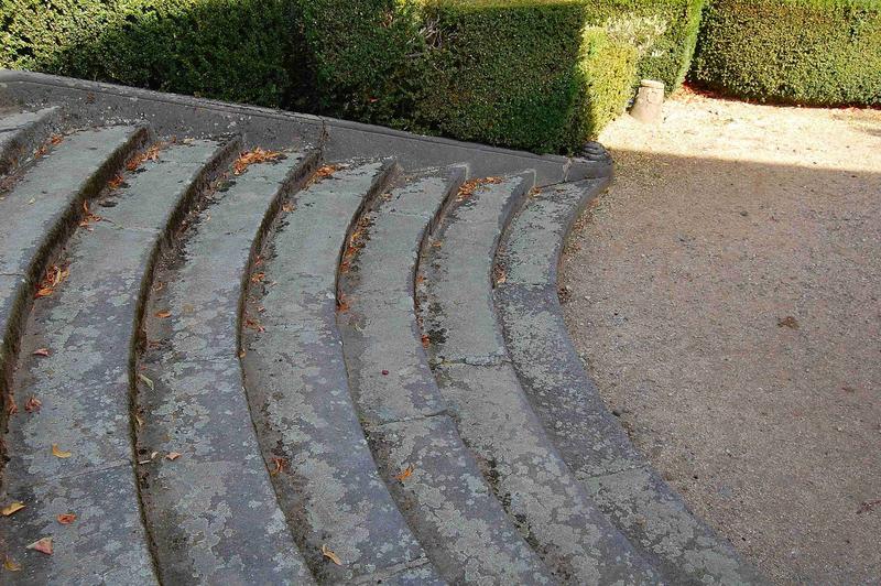 escalier menant à la grande allée du parc ouest, vue partielle