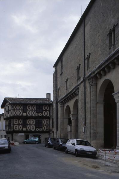 Façade à arcades et maison à pans de bois