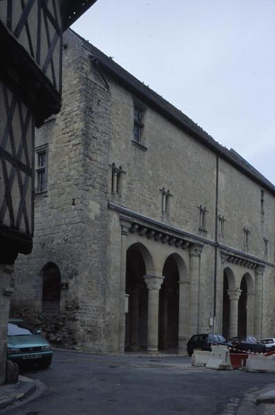 Façade à arcades et maison à pans de bois