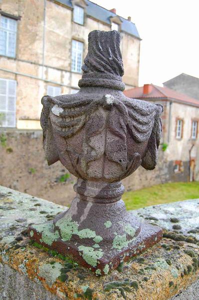 vase décoratif situé sur le pont séparant le jardin potager à la façade ouest du château