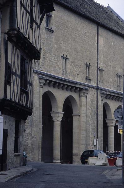 Façade à arcades et maison à pans de bois