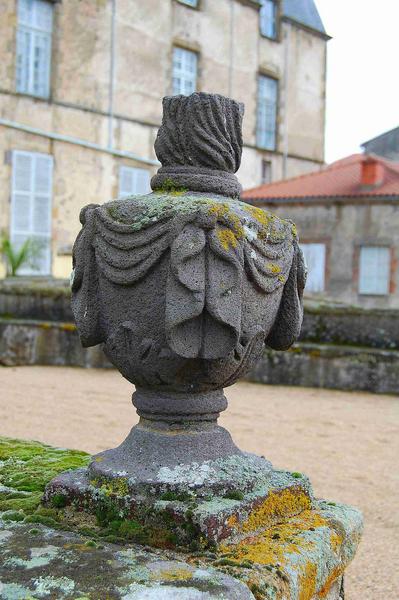 vase décoratif situé sur le pont séparant le jardin potager à la façade ouest du château