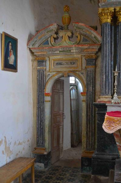 encadrement de la porte latérale gauche du retable du maître-autel, vue générale