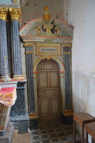 encadrement de la porte latérale droite du retable du maître-autel, vue générale