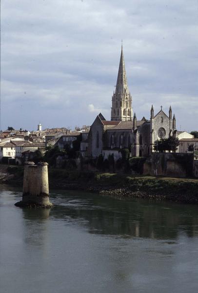 Vue générale de la ville et de l'église, la Garonne au premier plan