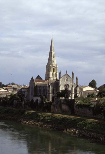 Vue générale de la ville et de l'église, la Garonne au premier plan