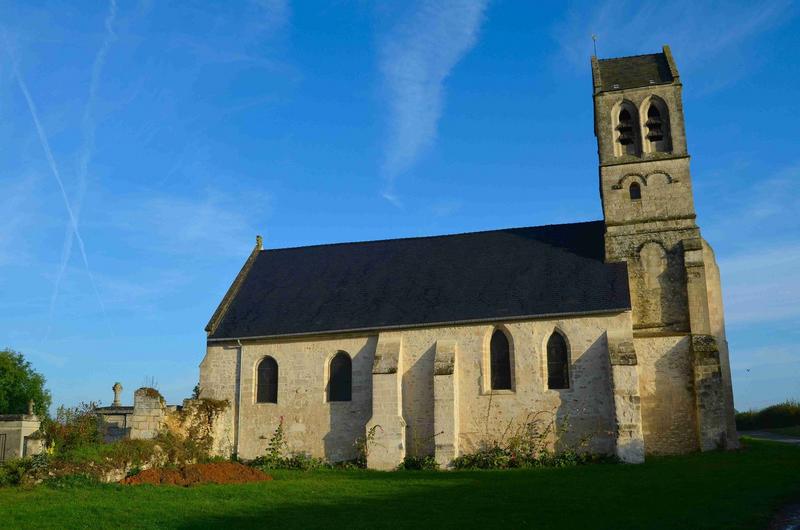 Eglise et cimetière qui l'entoure