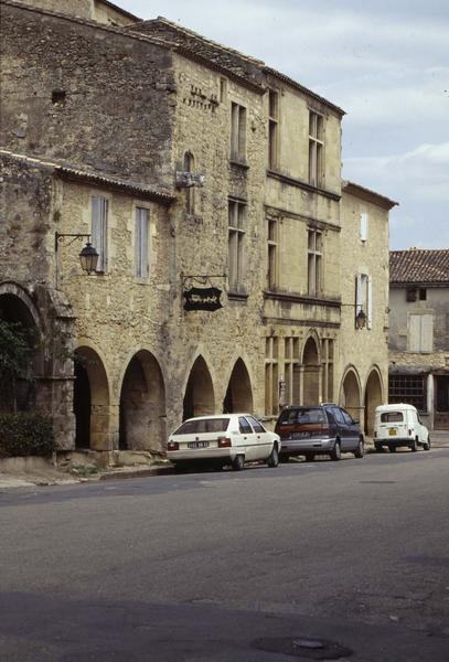 Maisons à arcades place du Mercadiou ou Marché-Dieu