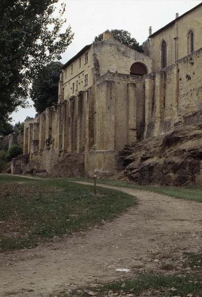 Maisons surplombant les fossés des remparts