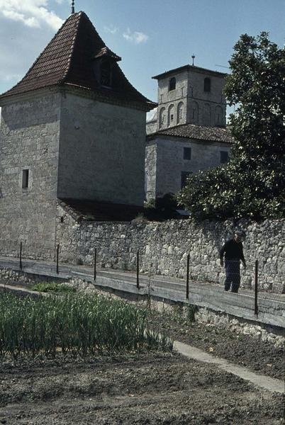 Clocher de l'ancienne église et mur d'enceinte