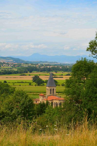 vue générale de l'église dans son environnement