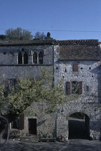 Porte de ville et la vieille maison contiguë