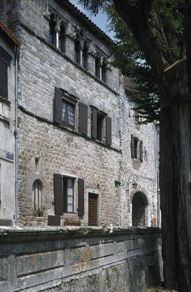 Porte de ville et maisons sur les remparts, vues en perspective