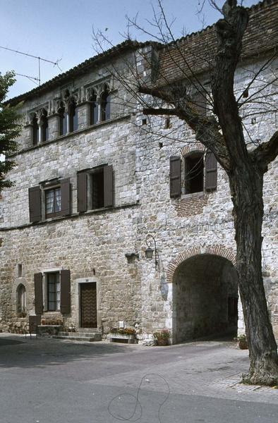 Porte de ville et maisons sur les remparts